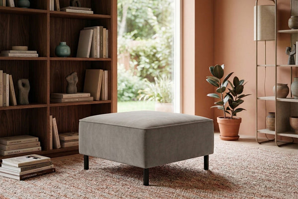 Rolivs Kadife Puf – Ay Taşı Gri | Modern, Yumuşak Dokulu, Dekoratif Oturma Pufu