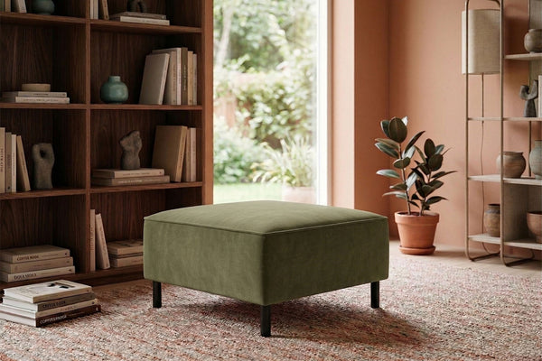 Rolivs Kadife Puf – Bazalt Yeşili | Modern, Yumuşak Dokulu, Dekoratif Oturma Pufu