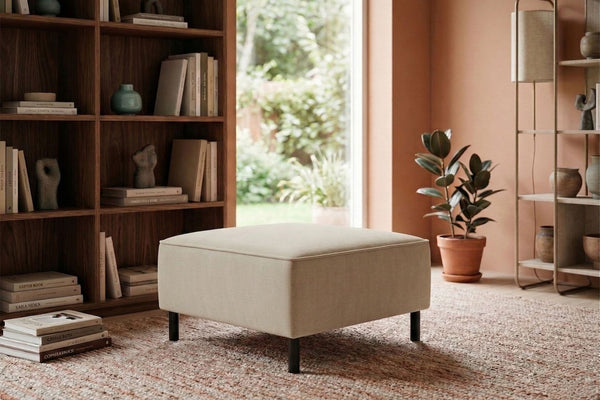 Rolivs Kadife Puf – Çöl Kumu | Modern, Yumuşak Dokulu, Dekoratif Oturma Pufu