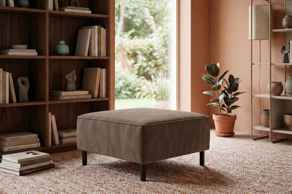 Rolivs Kadife Puf – Kahve Çekirdeği | Modern, Yumuşak Dokulu, Dekoratif Oturma Pufu