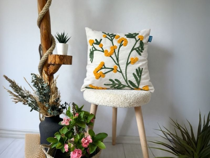 Blore – Punch İşlemeli Çiçek Bahçesi Kırlent (NK 2607) 47x47cm