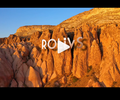 “Her detay bir sır taşır. Özgünlüğü, zarafeti ve kendine özgü tasarımıyla zamansız bir konfor…
Gözleriniz gördüğünü sanır, ama asıl hikâye dokunduğunuz anda başlar.
Her çizgi, her geçiş, her gölge sanki siz fark etmeden size bir şey fısıldar.
Rolivs, sadece yaşam alanı sunmaz; ruhuna dokunduğunuz bir atmosfer yaratır.
Sessizce kendini hissettiren bu zarafet, belki de en çok gizeminde saklıdır.
Hazırsanız… tasarımın arkasındaki sırlarla tanışma zamanı.”