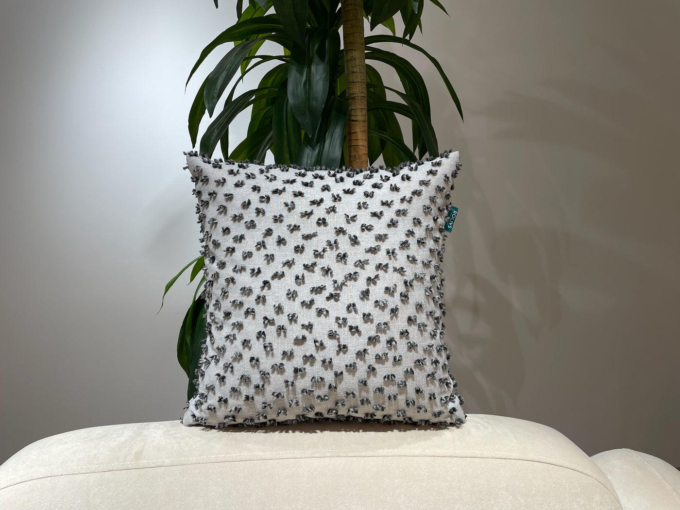 Rolivs Savaso Kırlent 47x47 cm | Kabartmalı Dokulu Modern Dekoratif Yastık