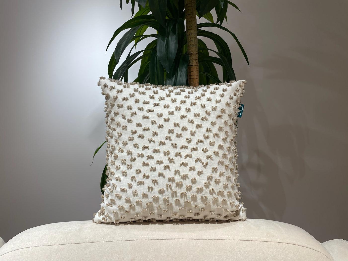 Rolivs Ambera Kırlent 47x47 cm | Kabartmalı Dokulu Karamel Ton Dekoratif Yastık