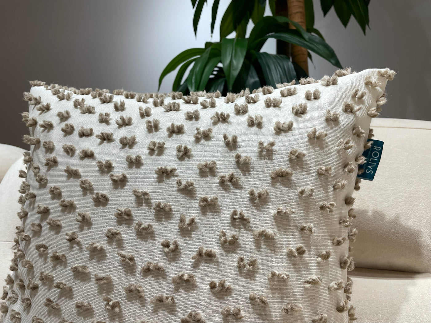 Rolivs Ambera Kırlent 47x47 cm | Kabartmalı Dokulu Karamel Ton Dekoratif Yastık