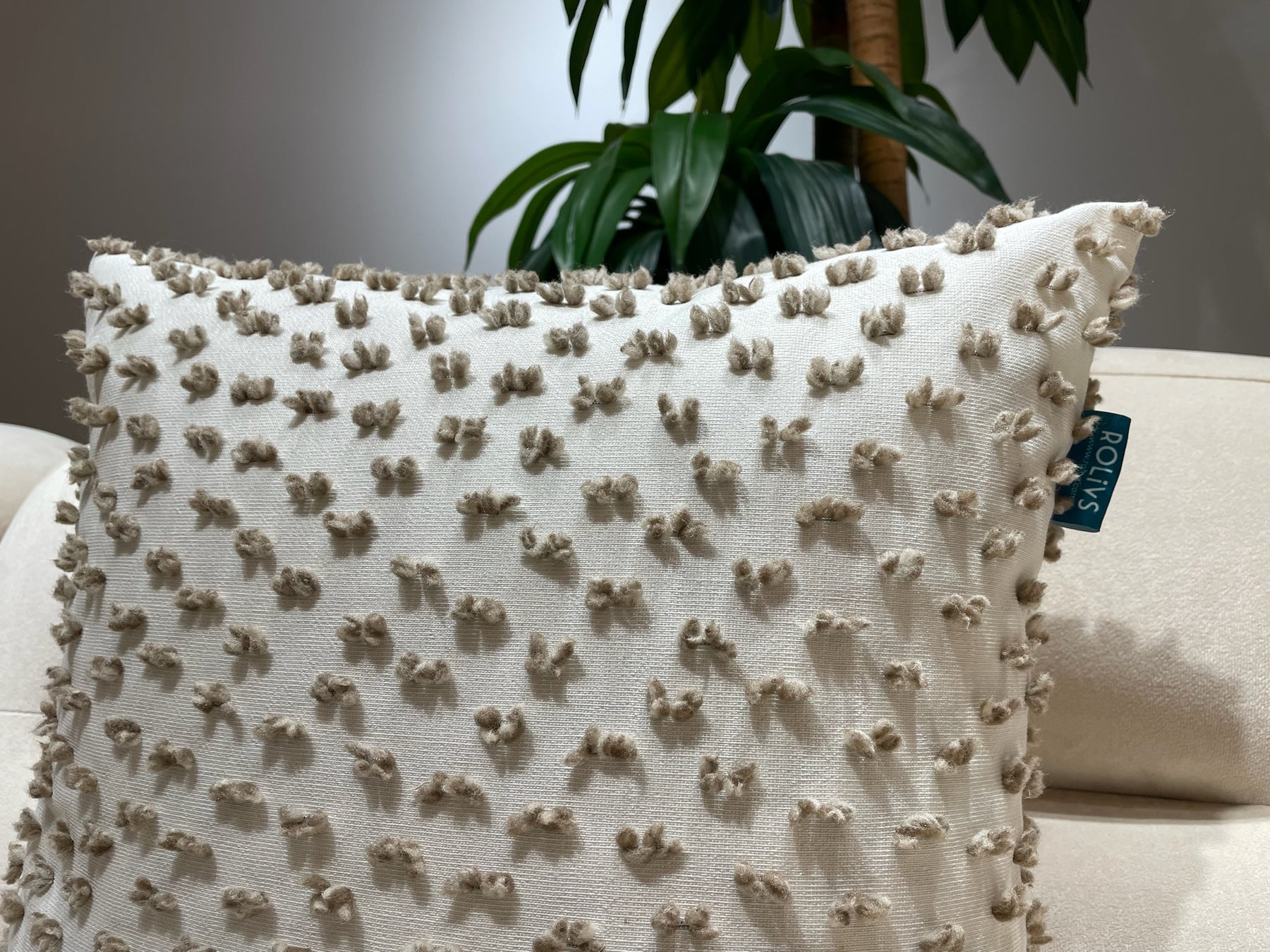 Rolivs Ambera Kırlent 47x47 cm | Kabartmalı Dokulu Karamel Ton Dekoratif Yastık