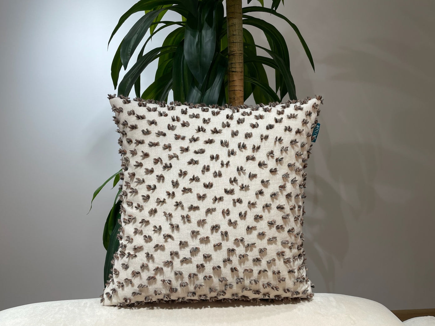 Rolivs Kaven Kırlent 47x47 cm | Kabartmalı Dokulu Modern Mocha Ton Yastık