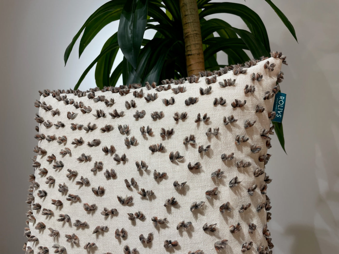 Rolivs Kaven Kırlent 47x47 cm | Kabartmalı Dokulu Modern Mocha Ton Yastık