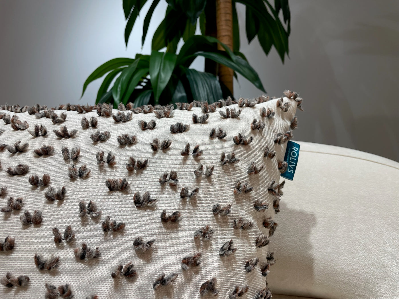 Rolivs Kaven Kırlent 47x47 cm | Kabartmalı Dokulu Modern Mocha Ton Yastık