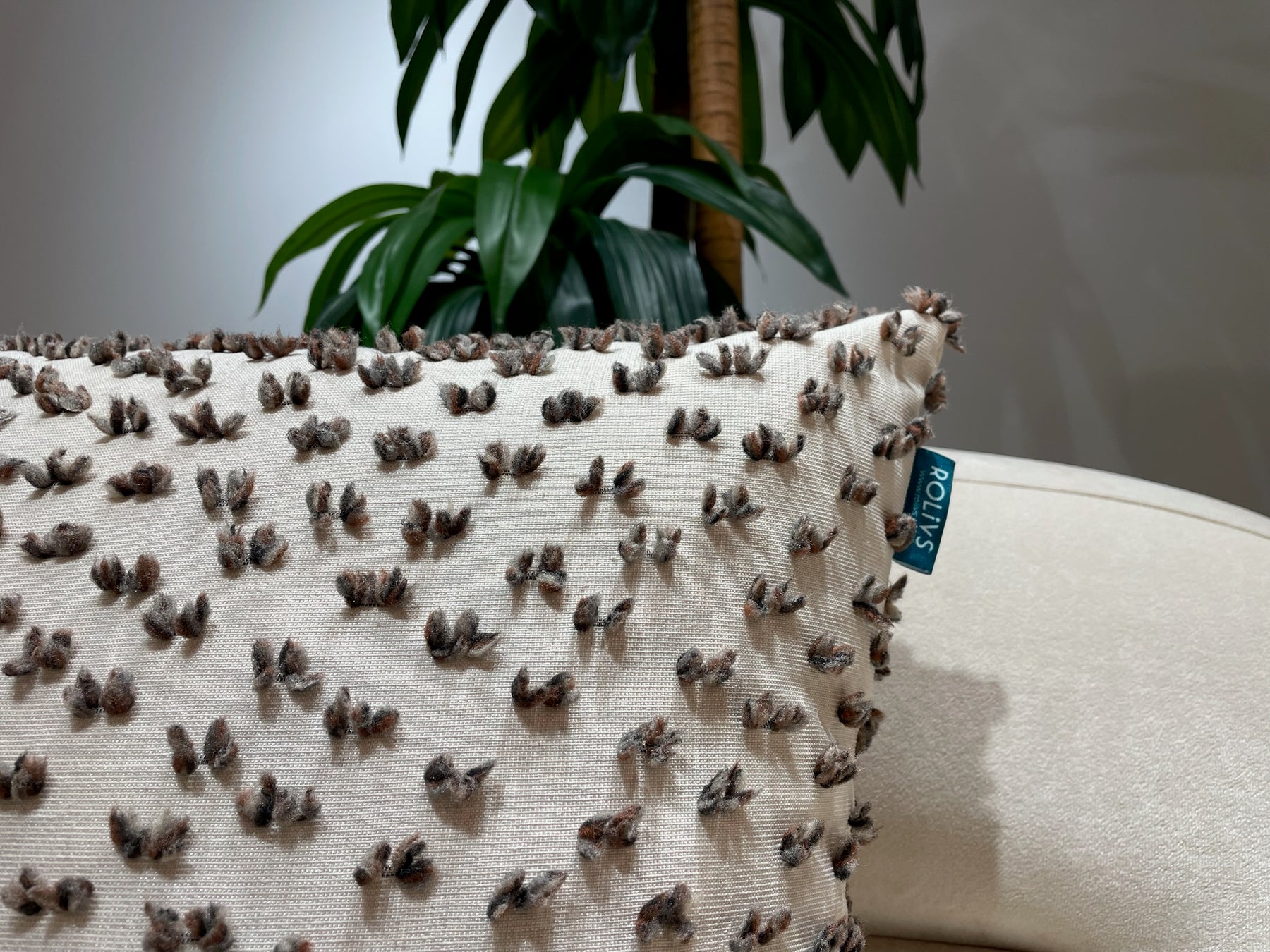 Rolivs Kaven Kırlent 47x47 cm | Kabartmalı Dokulu Modern Mocha Ton Yastık